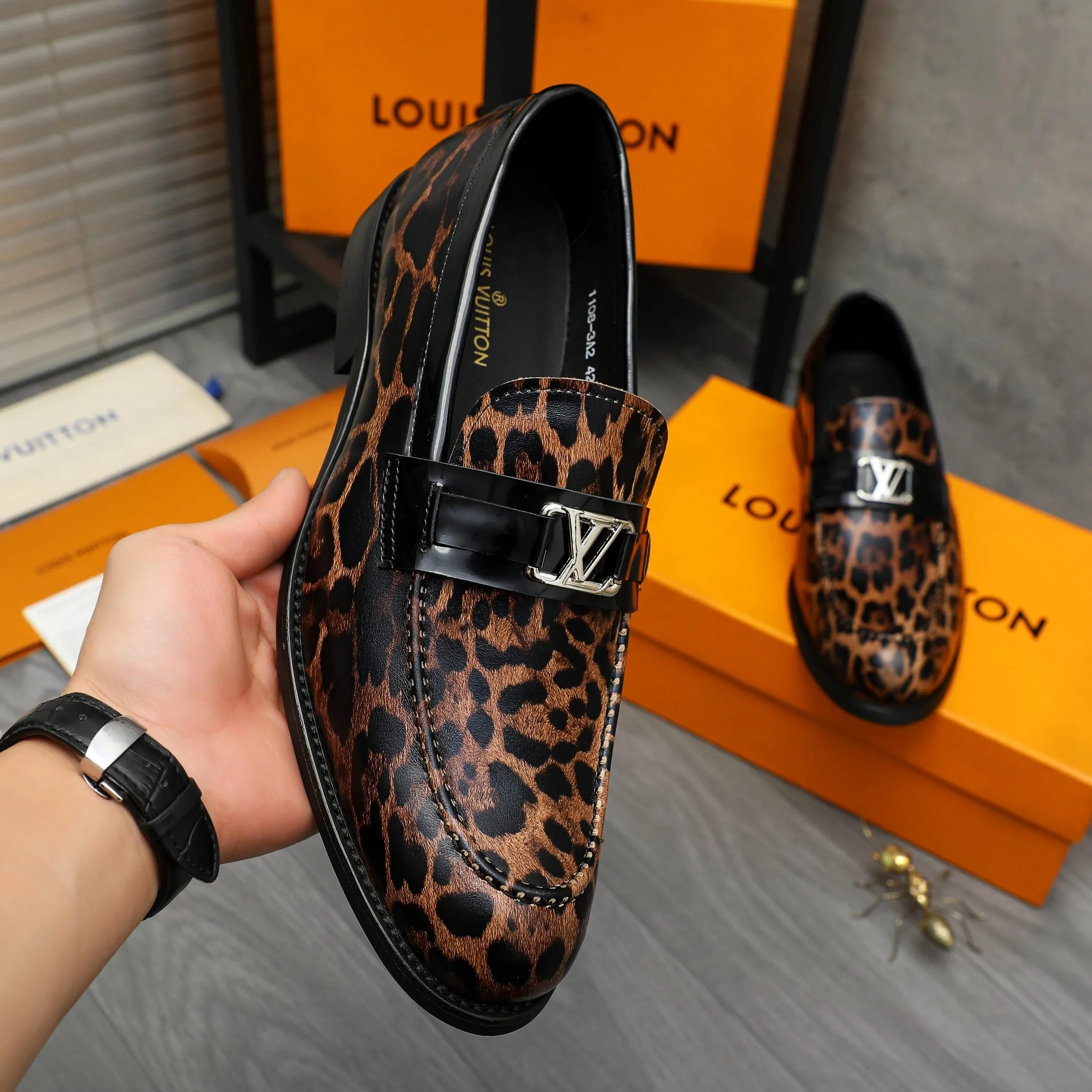 Men's shoes 💰p460 Product trademark: LV "Louis Vuitton" business slip-on leather shoes Regular size: 39-45 (45 is custom-made and non-returnable) Product materials: Selected leopard print cowhide stitching upper, cowhide lining, original rubber outsole